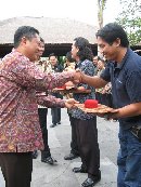 58 KOPERASI TERIMA PENGHARGAAN PADA HUT KOPERASI KE 61